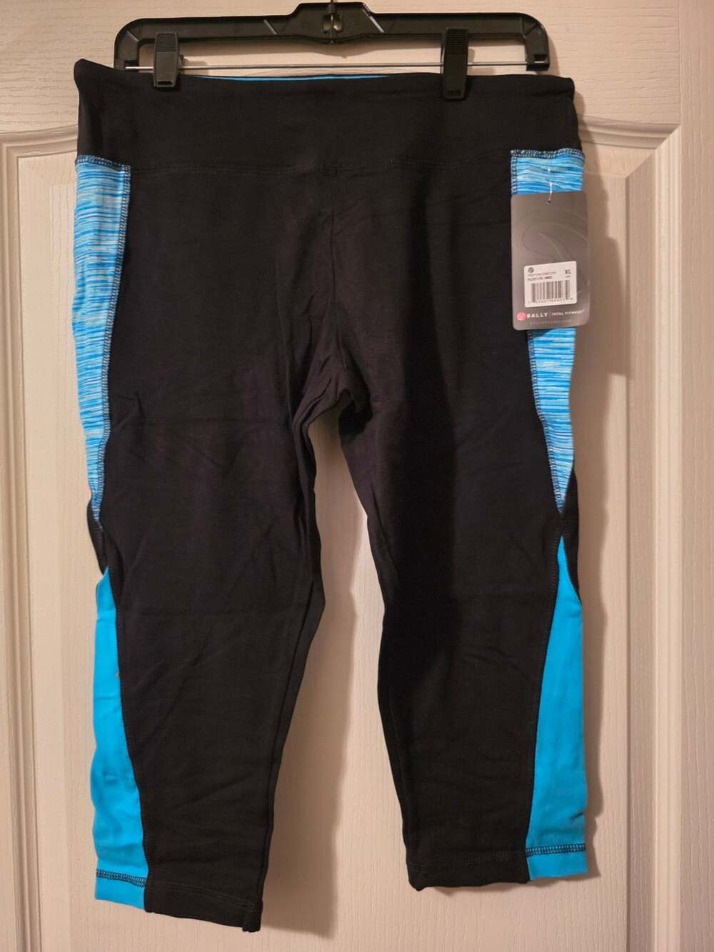 NWT Bally Total Fitness Leggings Size XL Black True Turq Space Dye Capri